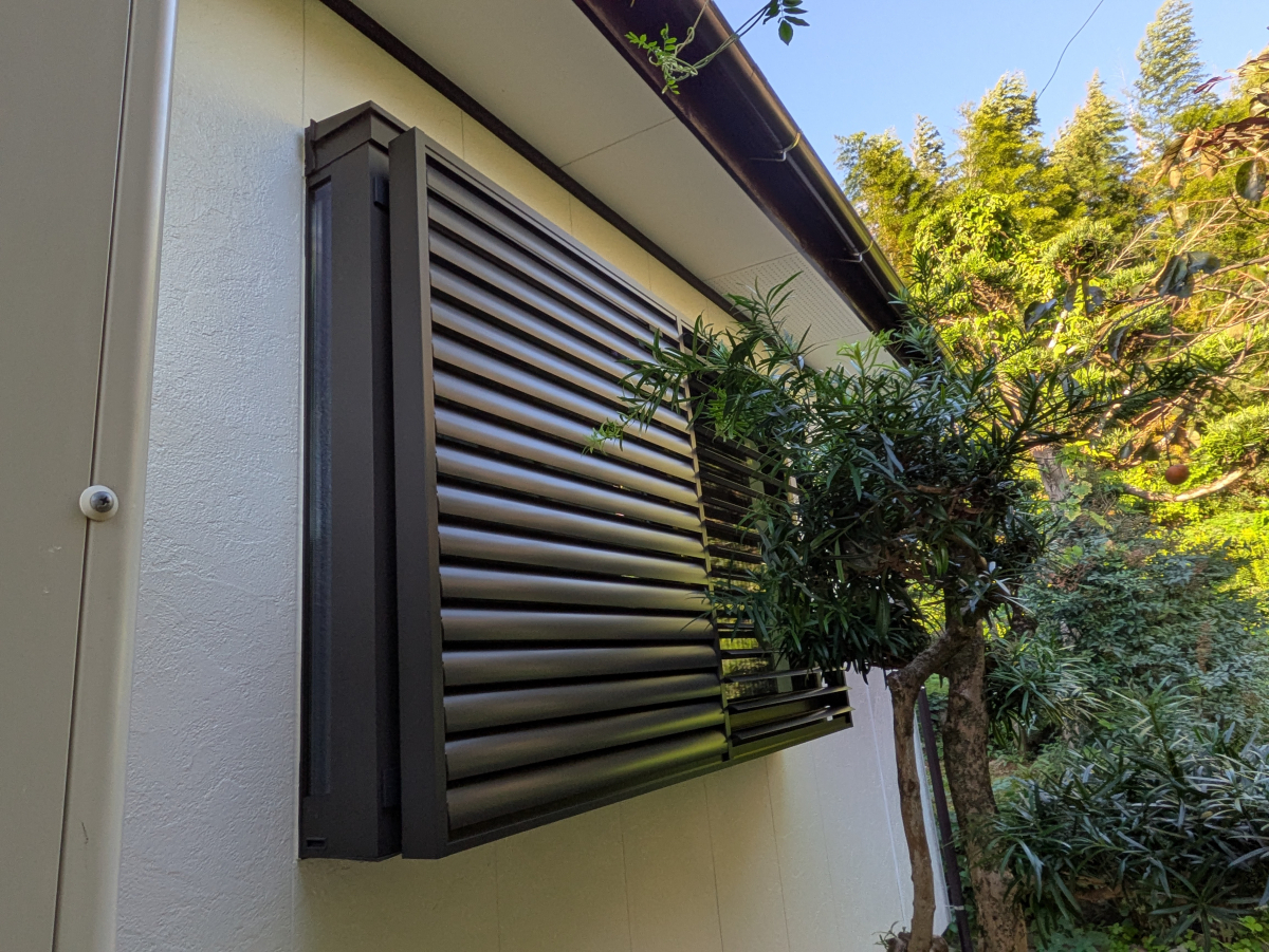 伸興トーヨー住器の出窓の台風対策！「目隠し可動ルーバー」取付の施工後の写真1