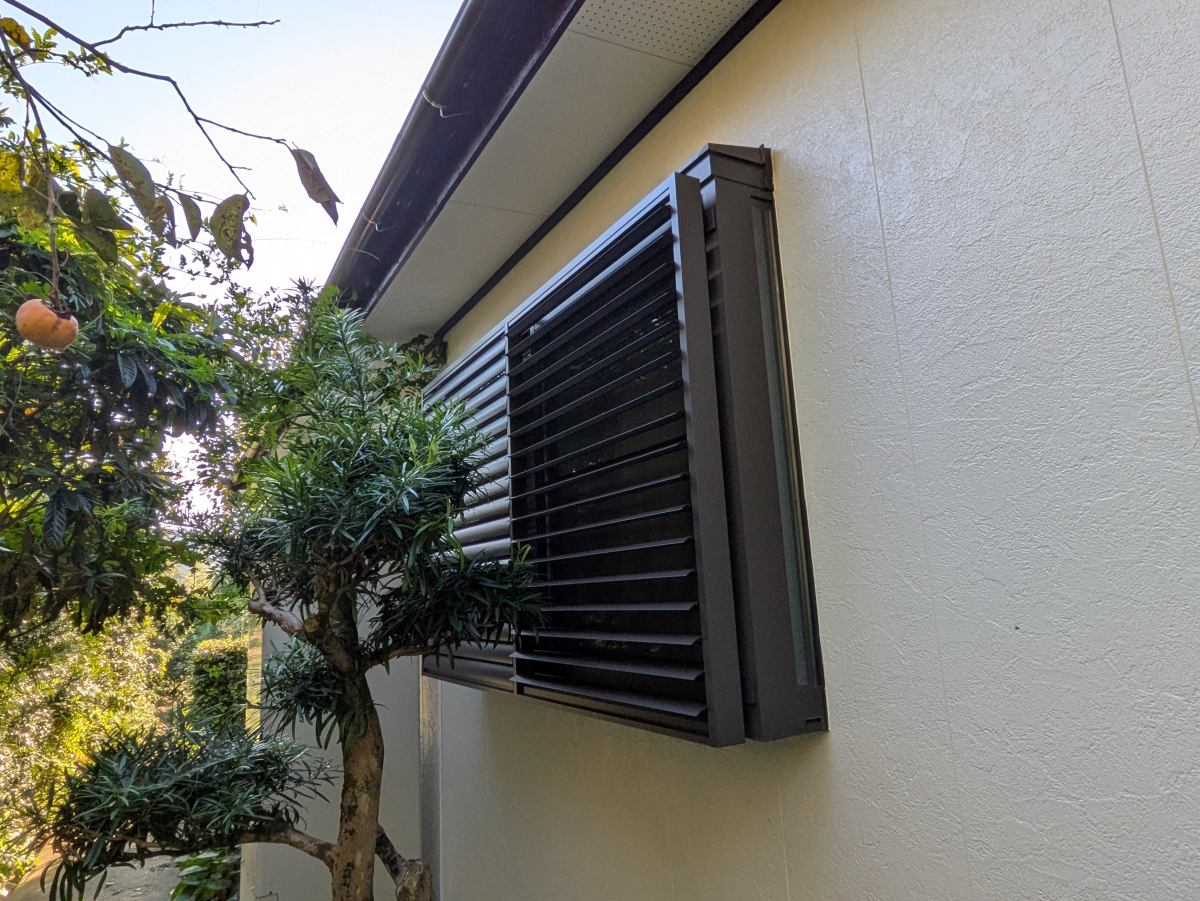 伸興トーヨー住器の出窓の台風対策！「目隠し可動ルーバー」取付の施工後の写真2