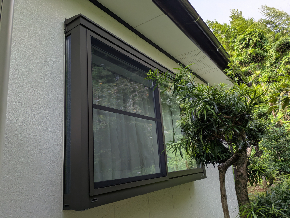 伸興トーヨー住器の出窓の台風対策！「目隠し可動ルーバー」取付の施工前の写真1