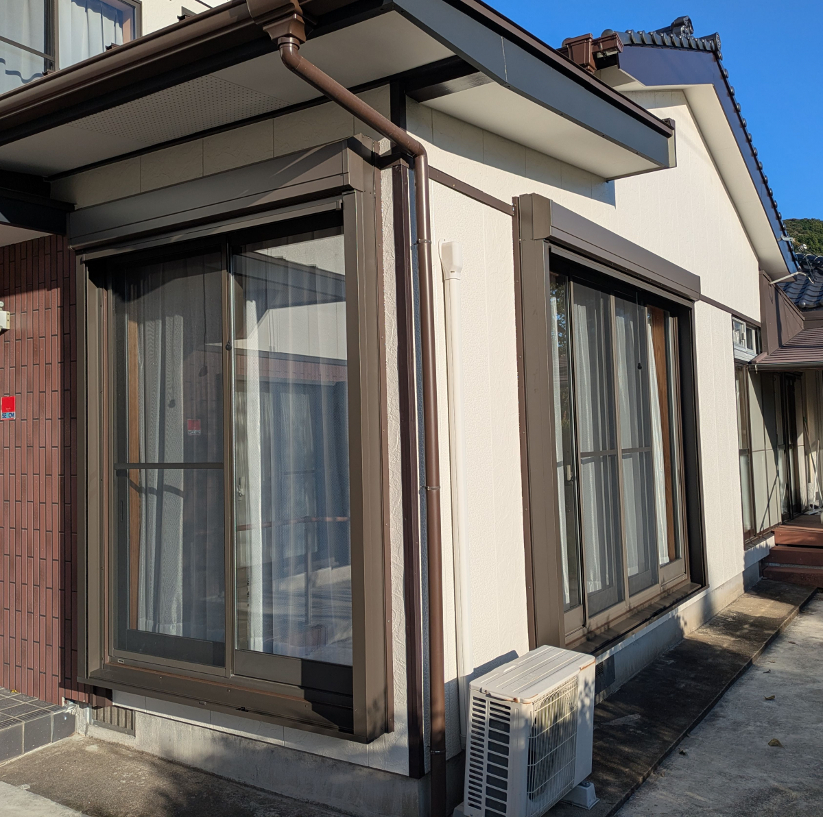 伸興トーヨー住器の今ある窓に後付けのシャッター取付の施工後の写真2