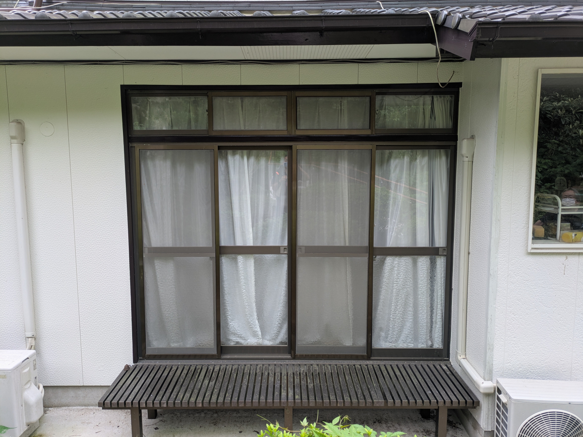 伸興トーヨー住器の今ある窓に後付けのシャッター取付の施工前の写真1