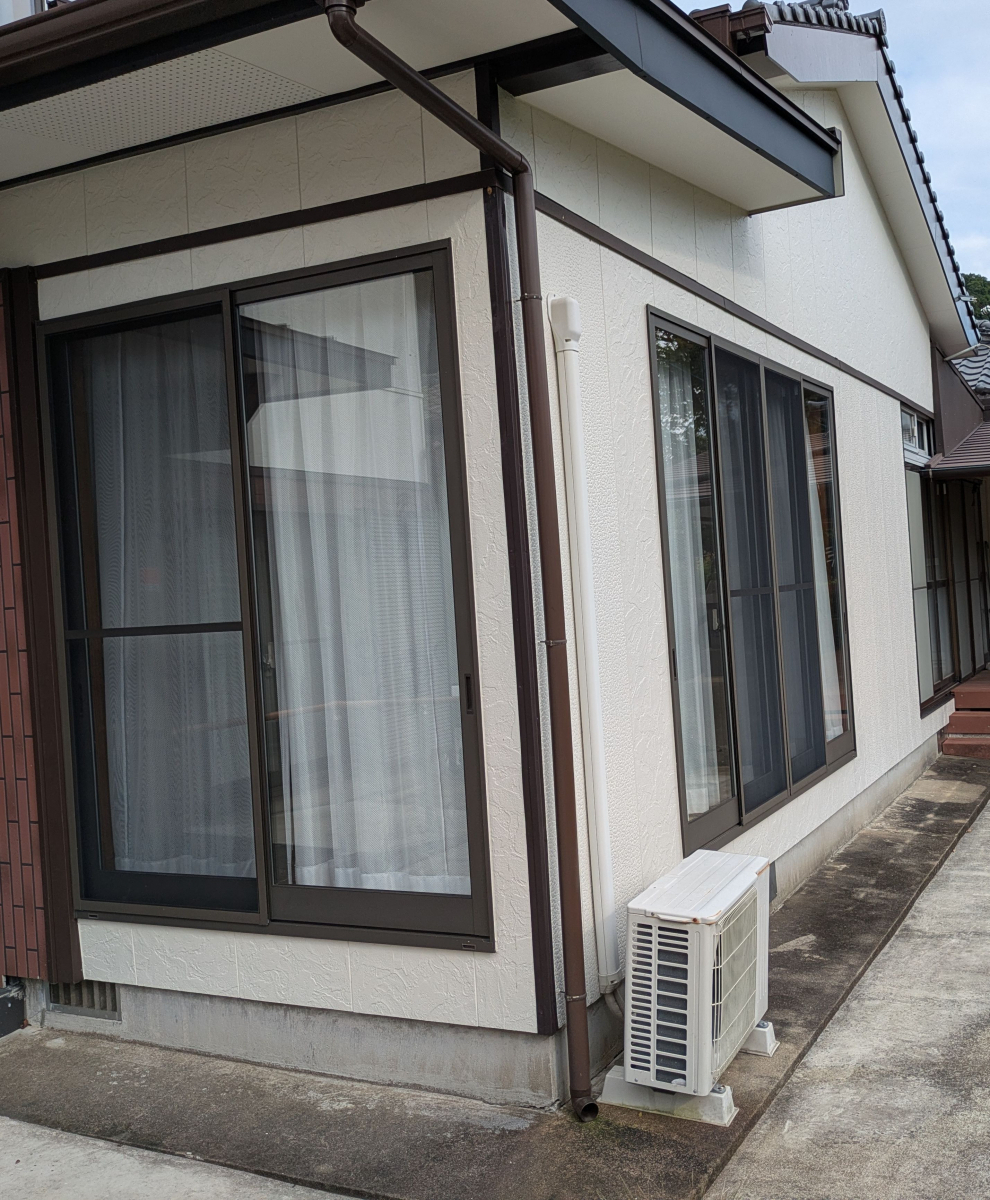 伸興トーヨー住器の今ある窓に後付けのシャッター取付の施工前の写真2