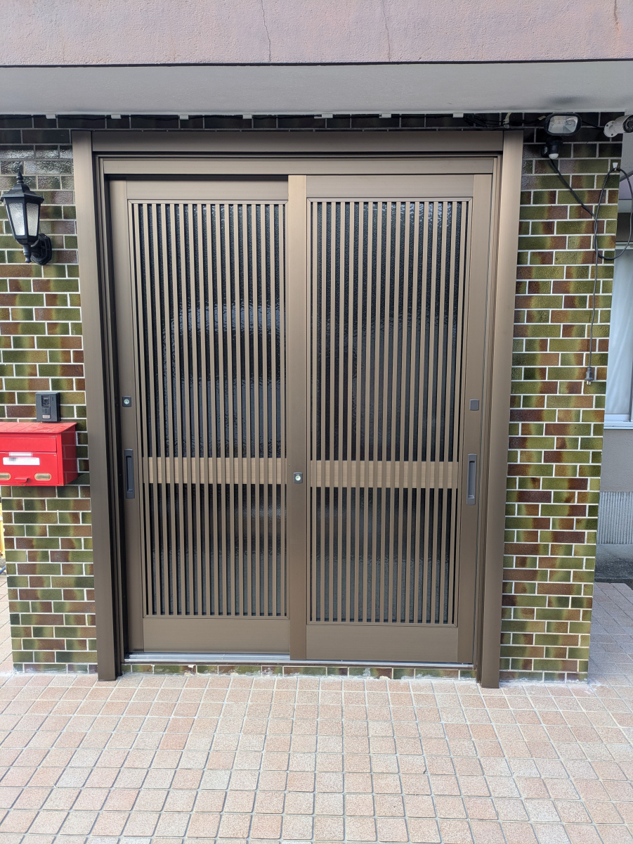 伸興トーヨー住器の玄関1dayリフォーム　玄関引戸のお取替えの施工後の写真1