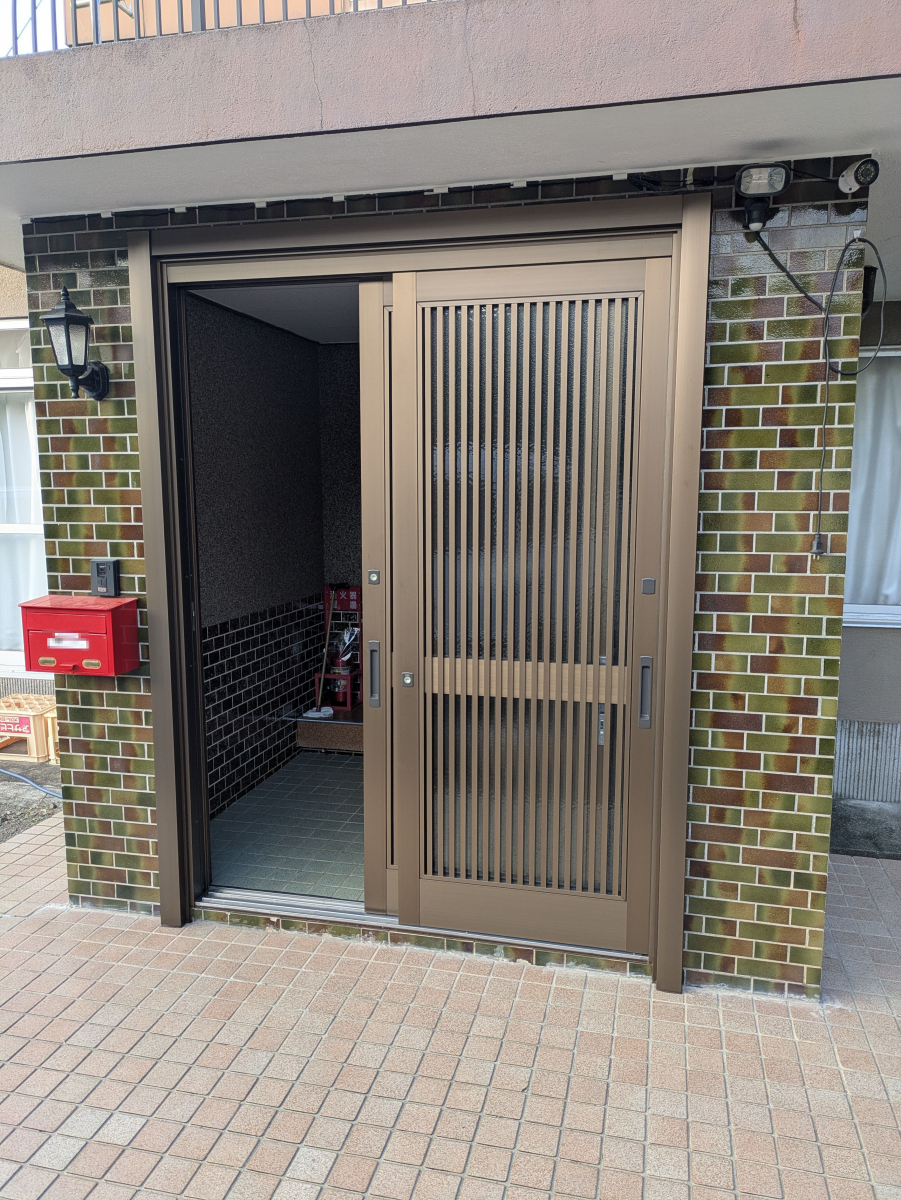 伸興トーヨー住器の玄関1dayリフォーム　玄関引戸のお取替えの施工後の写真2