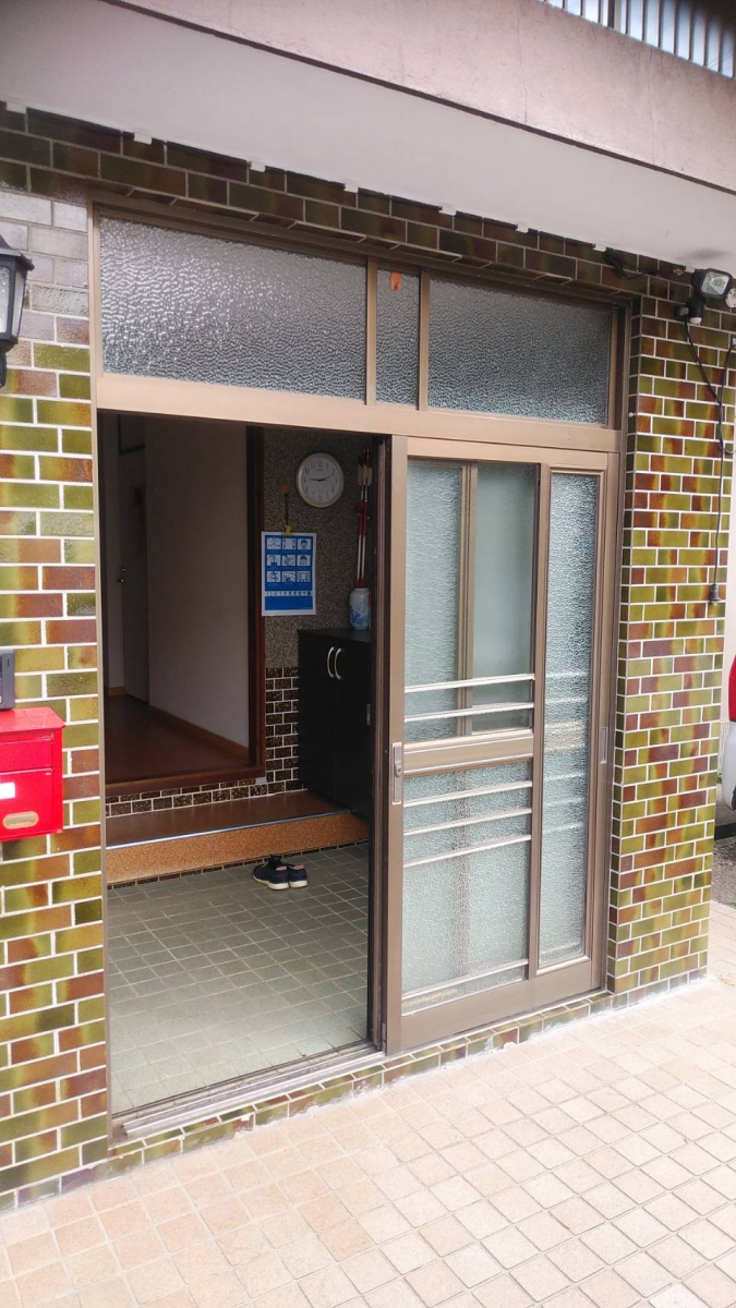 伸興トーヨー住器の玄関1dayリフォーム　玄関引戸のお取替えの施工前の写真1