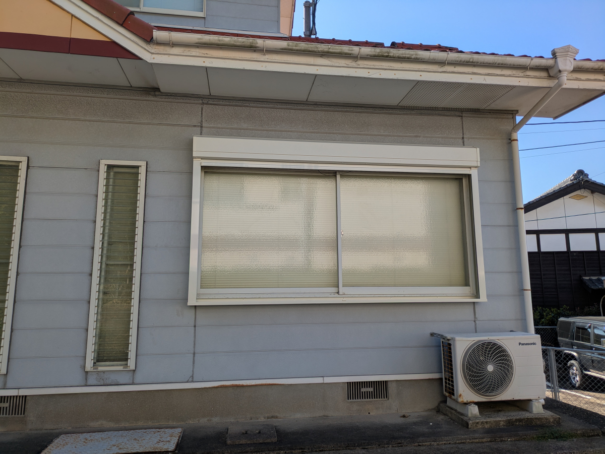 伸興トーヨー住器の今ある窓に後付けのシャッターを取付ました。の施工後の写真1