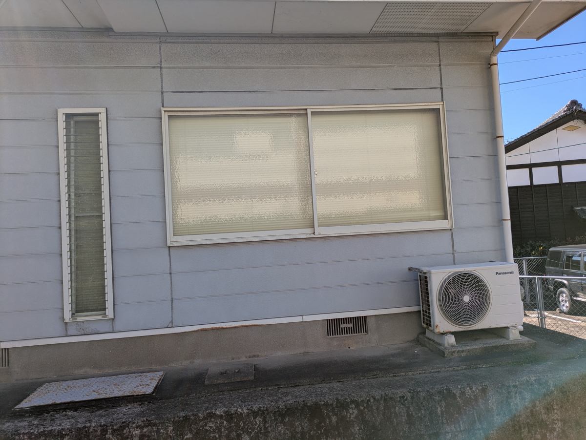 伸興トーヨー住器の今ある窓に後付けのシャッターを取付ました。の施工前の写真1