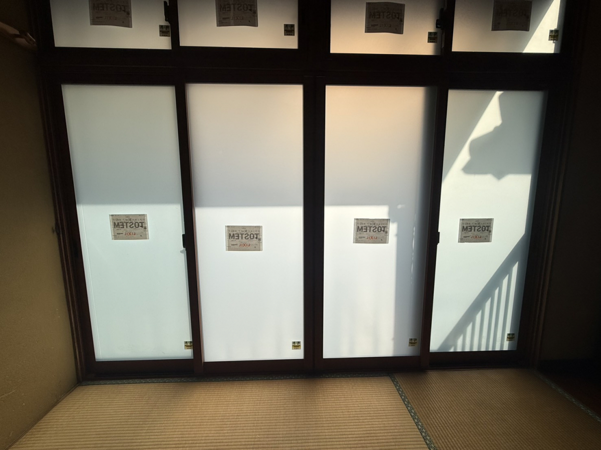 伸興トーヨー住器の防犯対策に内窓インプラスを設置しました！の施工後の写真1