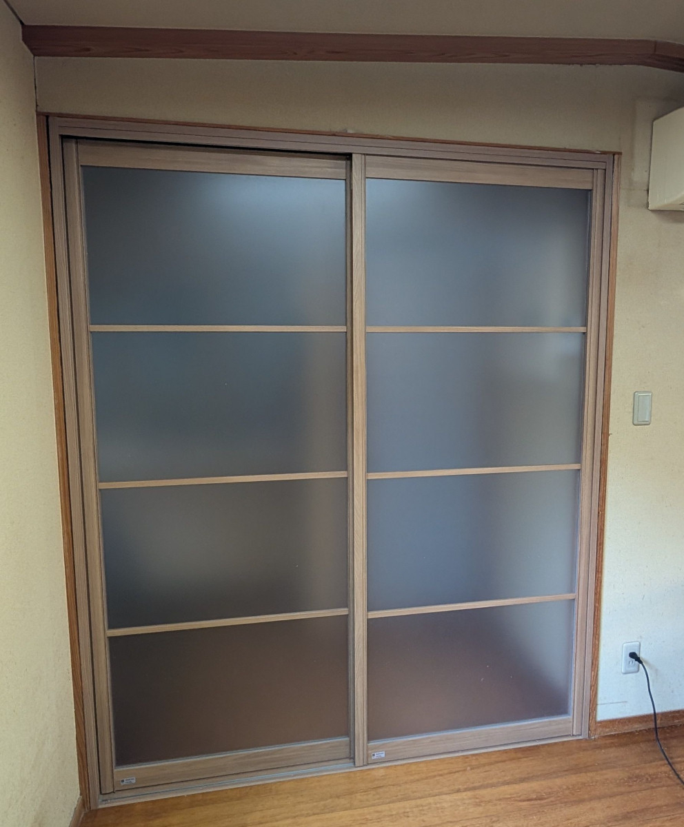 伸興トーヨー住器の木製折れ戸をラシッサ引戸にお取替えの施工後の写真1