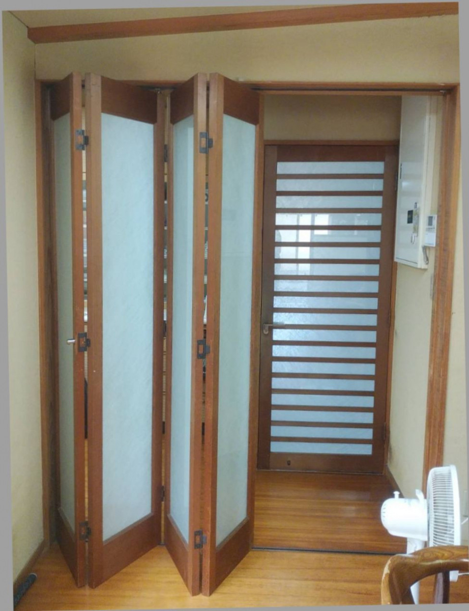 伸興トーヨー住器の木製折れ戸をラシッサ引戸にお取替えの施工前の写真1