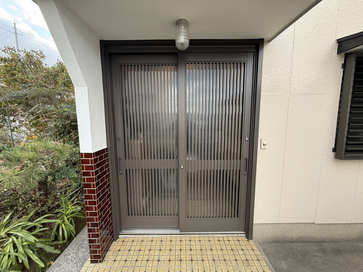伸興トーヨー住器の玄関引戸をたった1日で取替えてしまうリシェント玄関引戸のご紹介の施工後の写真1