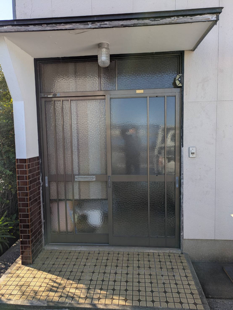 伸興トーヨー住器の玄関引戸をたった1日で取替えてしまうリシェント玄関引戸のご紹介の施工前の写真1