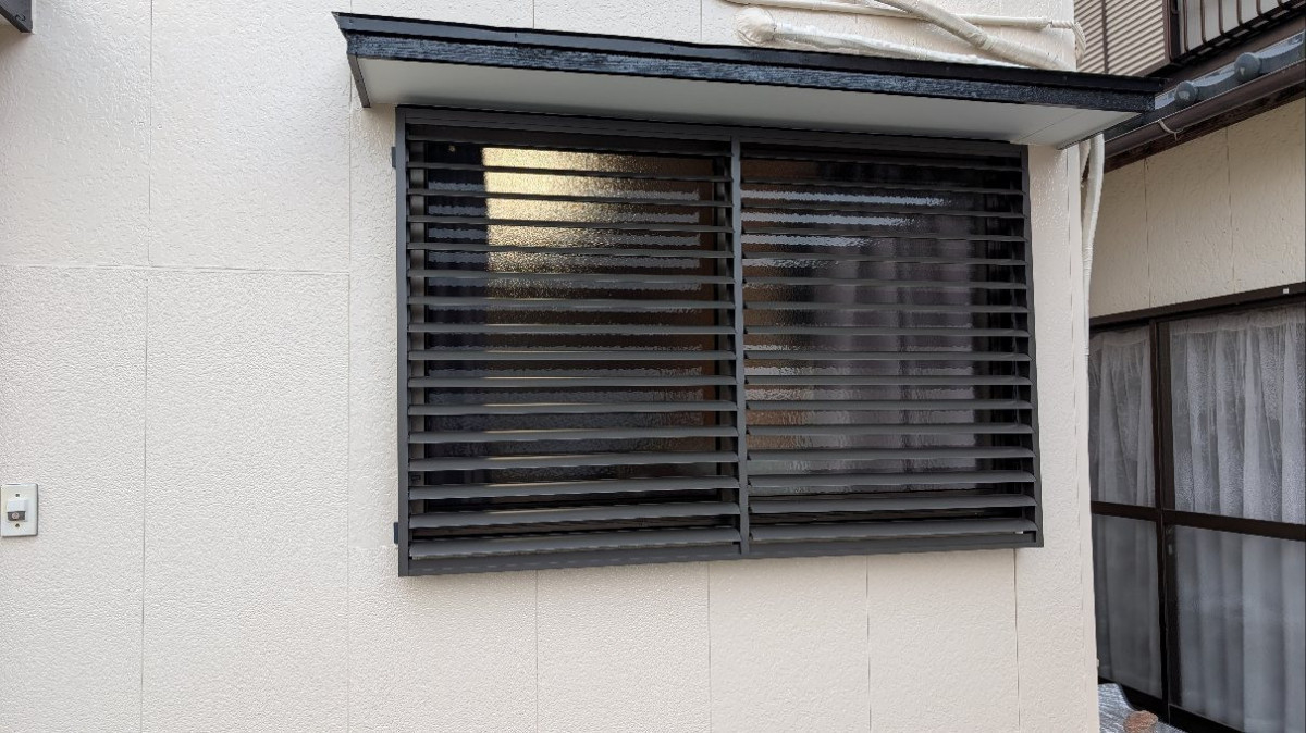 伸興トーヨー住器の台風対策に目隠し可動ルーバーを取付の施工後の写真1