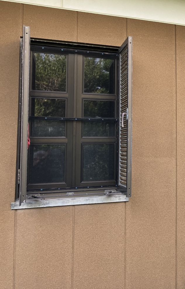 伸興トーヨー住器の【平戸市　窓交換工事】古くなった窓を、デザインを変えて新しい窓への施工前の写真1