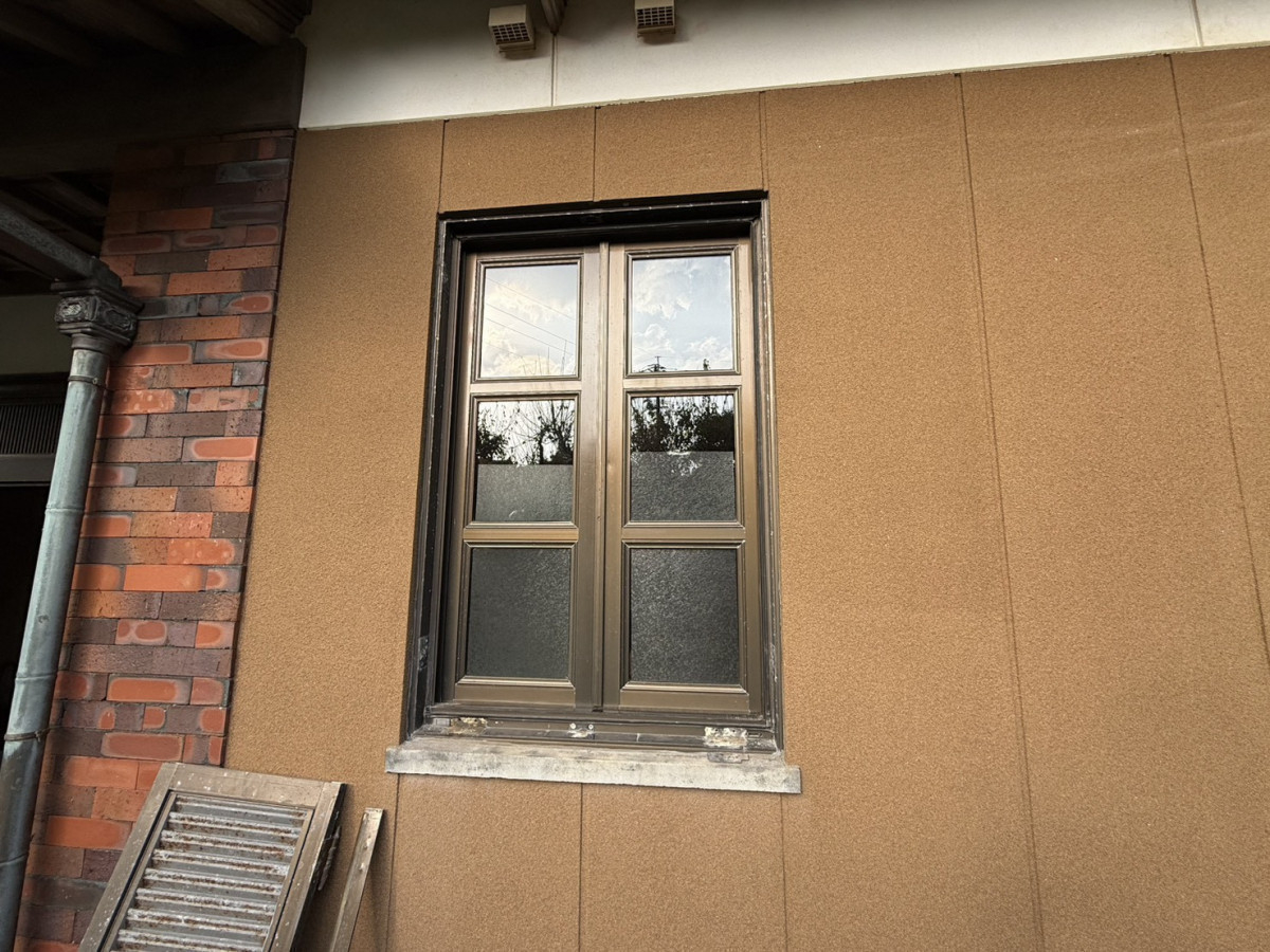 伸興トーヨー住器の【平戸市　窓交換工事】古くなった窓を、デザインを変えて新しい窓への施工前の写真2