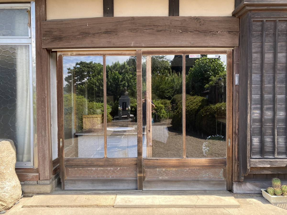 窓研 土浦のリシェント玄関引戸の施工前の写真1