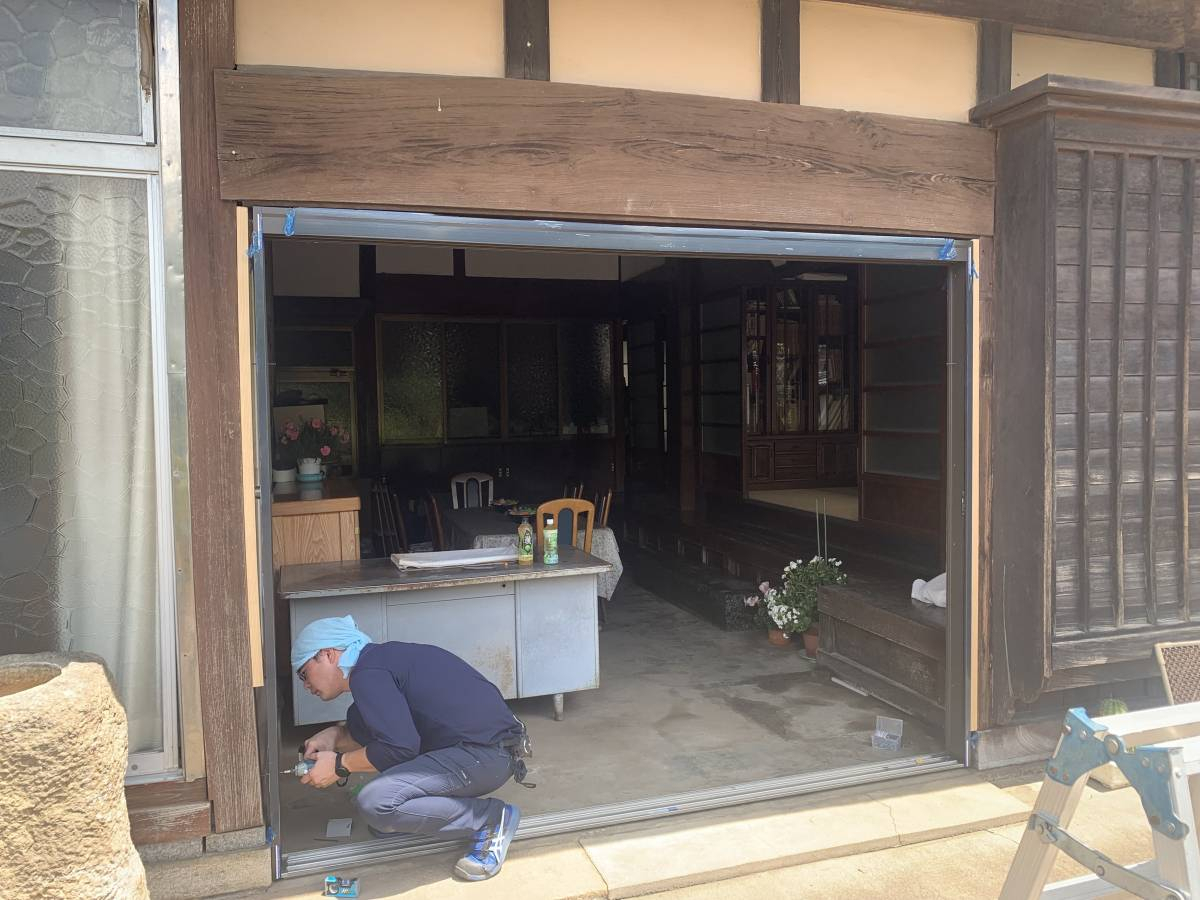 窓研 土浦のリシェント玄関引戸の施工前の写真2