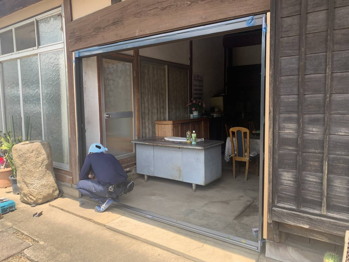 窓研 土浦のリシェント玄関引戸の施工前の写真3