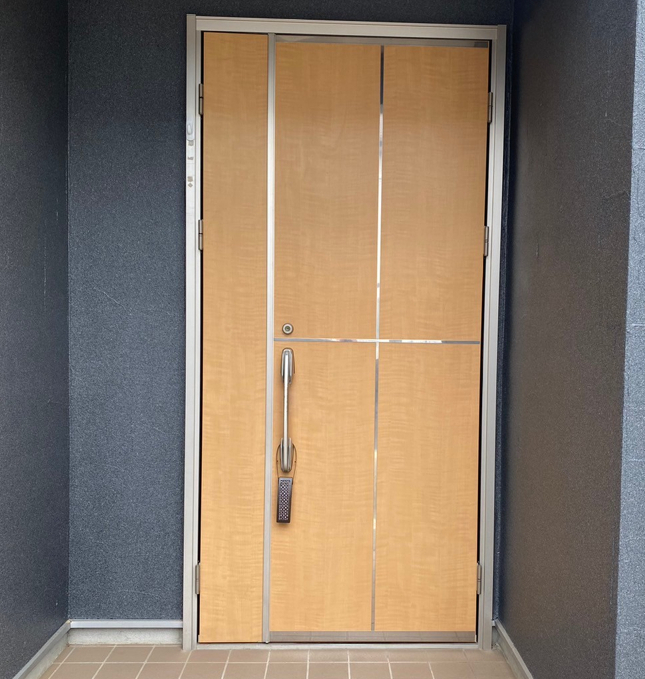 窓研 土浦の玄関ドアリフォーム　リシェントの施工前の写真1