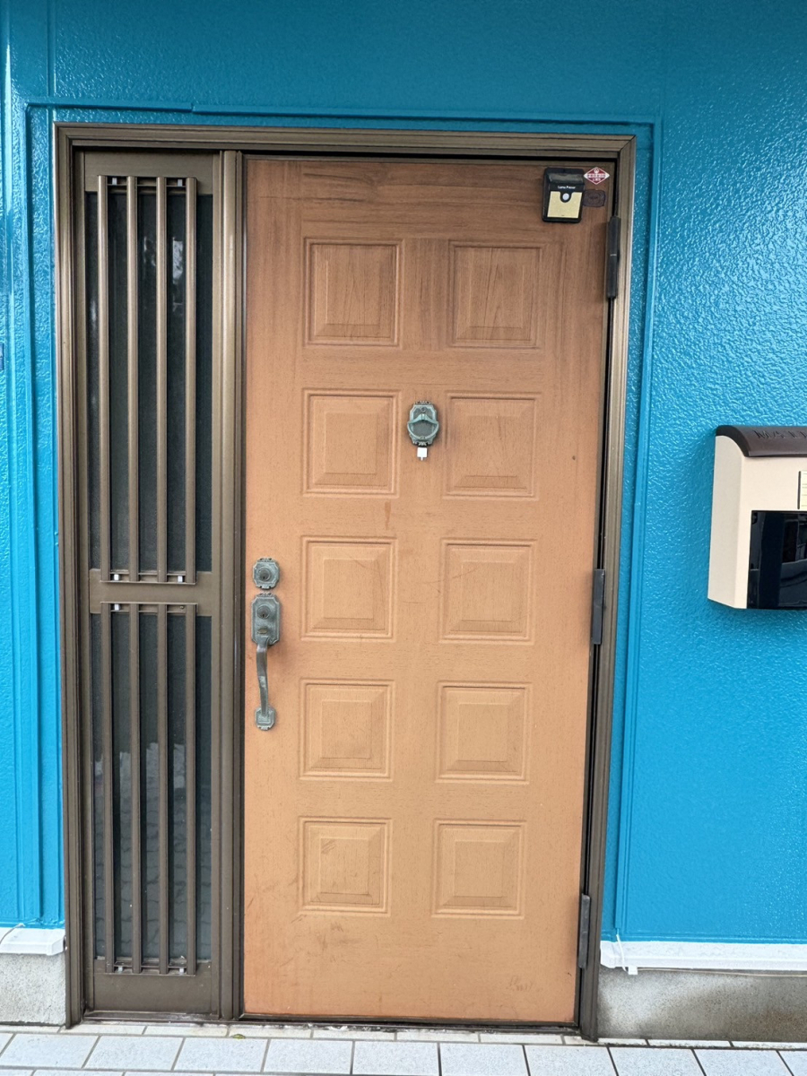 窓研 土浦の玄関ドアのリフォーム工事(リシェント)土浦市N様邸の施工前の写真1