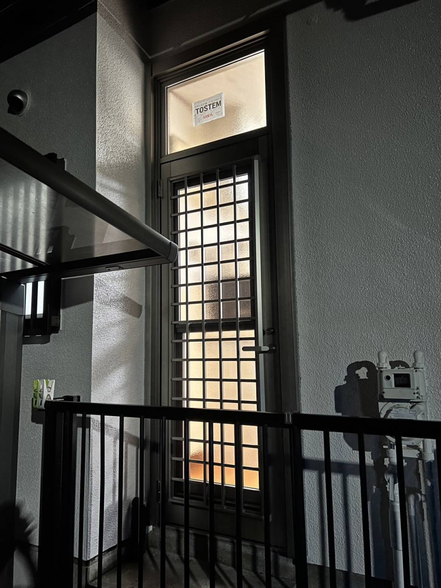 窓研 土浦の勝手口ドアのリフォーム工事（リシェント）利根町K様邸の施工後の写真1