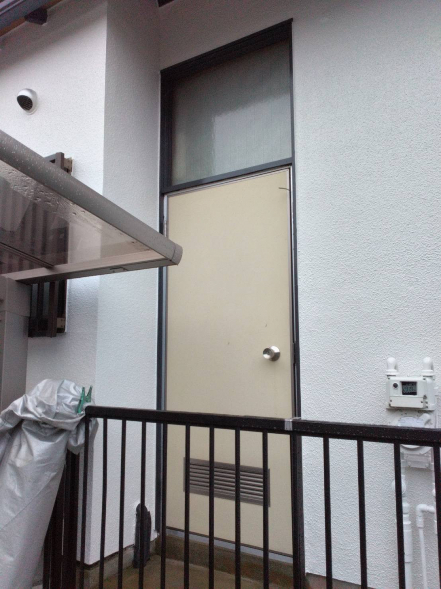 窓研 土浦の勝手口ドアのリフォーム工事（リシェント）利根町K様邸の施工前の写真1
