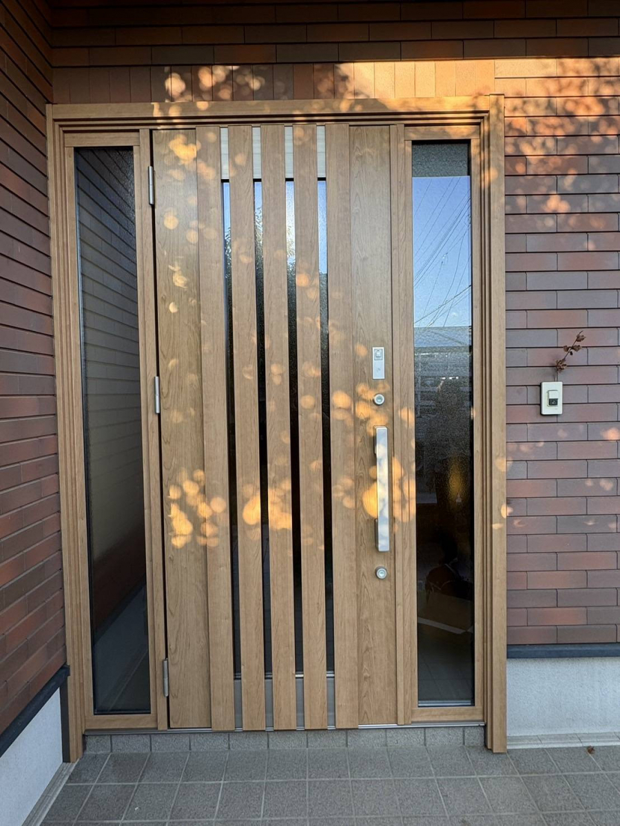窓研 土浦の玄関ドアのリフォーム工事（リシェント）土浦市F様邸の施工後の写真1