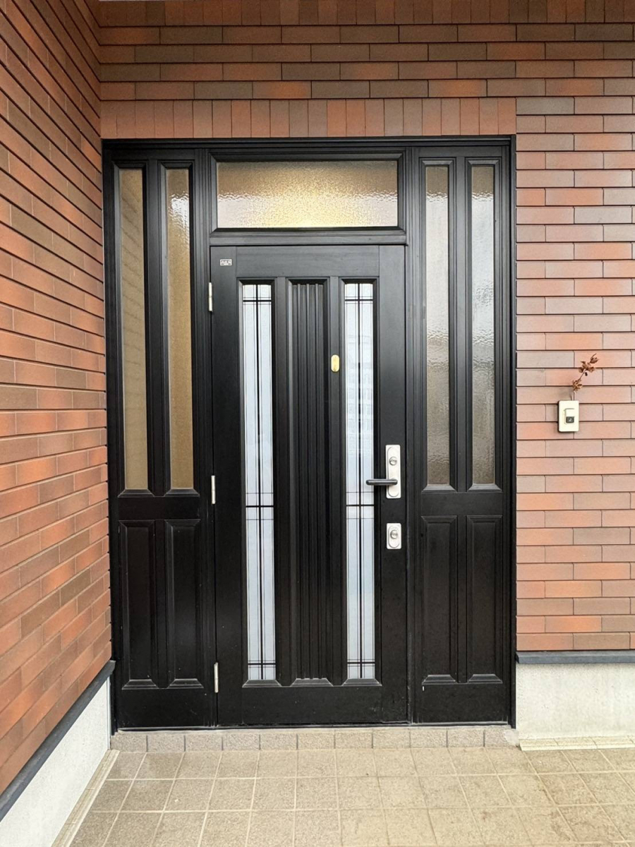 窓研 土浦の玄関ドアのリフォーム工事（リシェント）土浦市F様邸の施工前の写真1