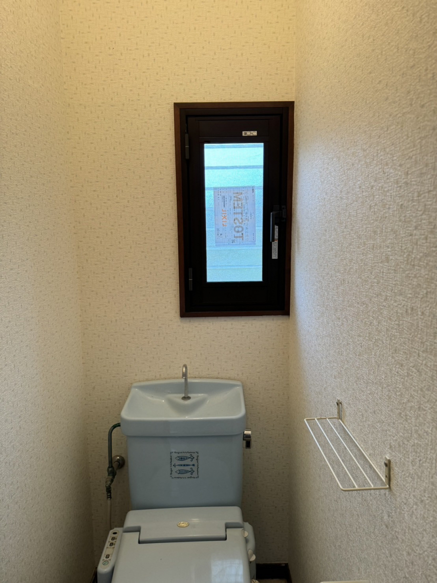 窓研 土浦のお手洗い窓のリフォーム工事（インプラス）土浦市N様邸の施工後の写真1