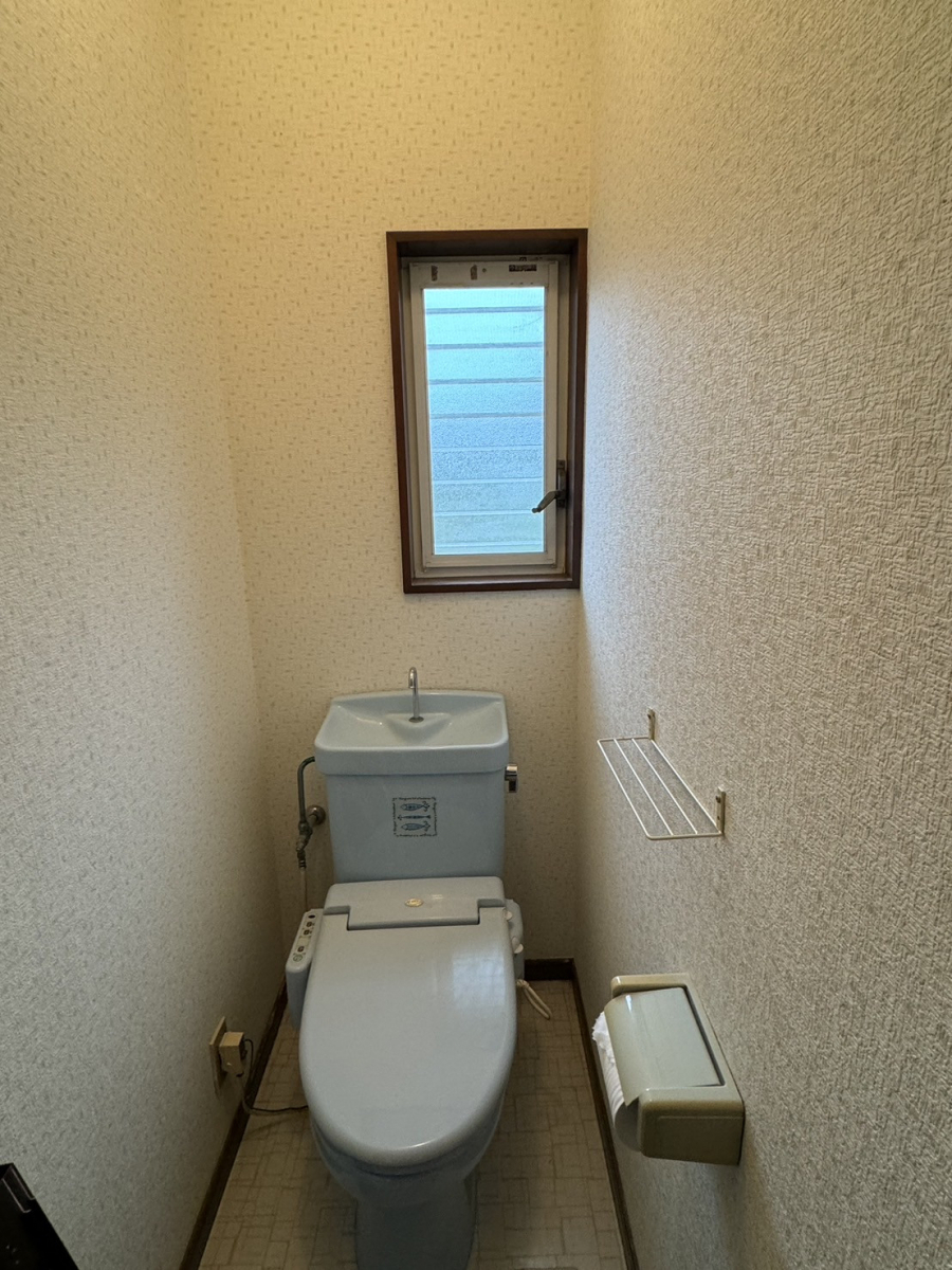 窓研 土浦のお手洗い窓のリフォーム工事（インプラス）土浦市N様邸の施工前の写真1