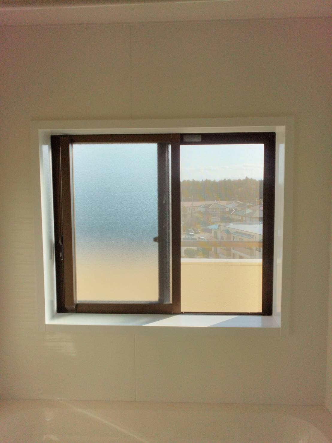 窓研 土浦の浴室窓、テラスドアの断熱リフォーム工事（インプラス）の施工前の写真1