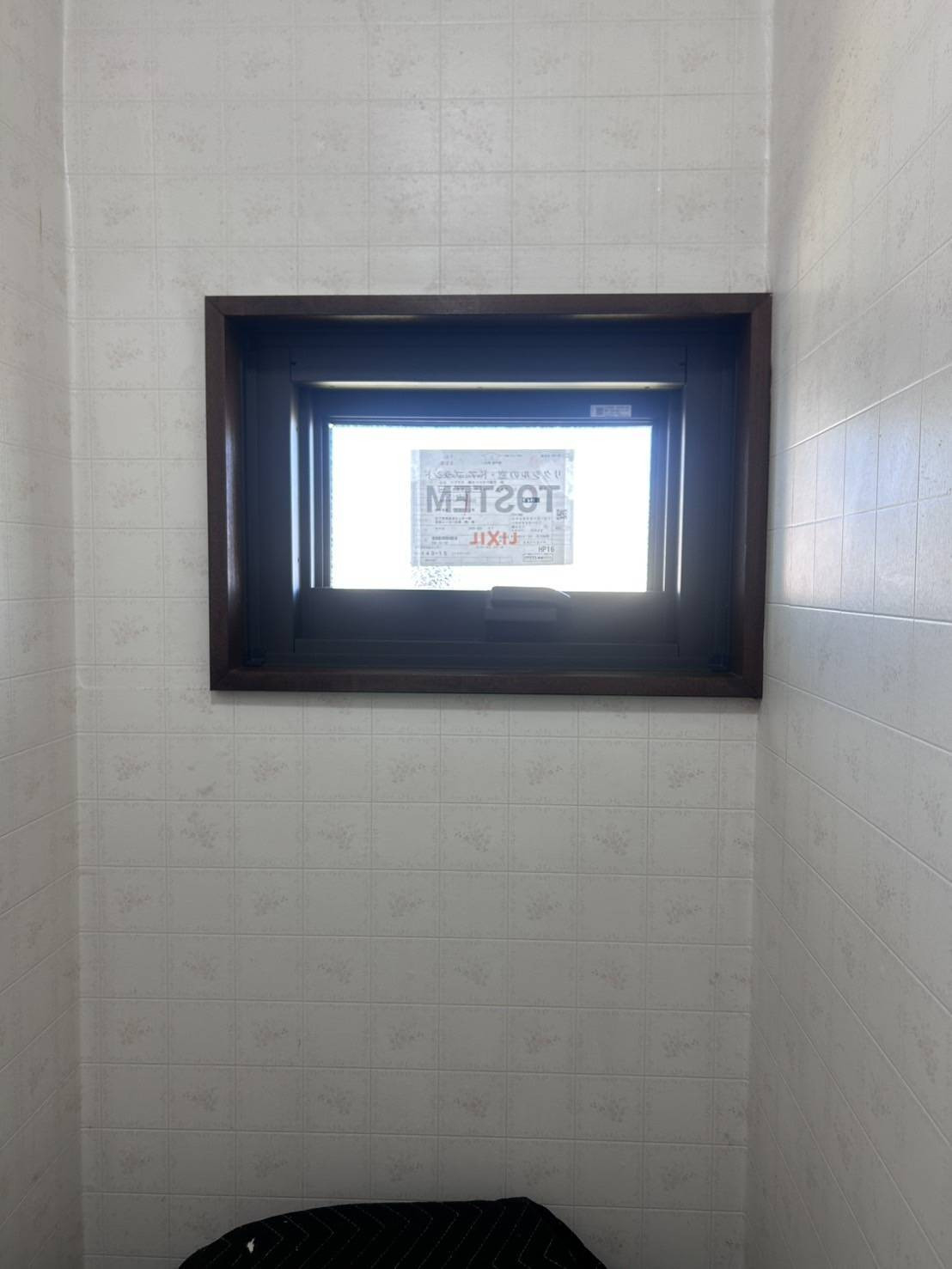 窓研 土浦のお手洗いの窓の断熱リフォーム工事（リプラス）の施工後の写真1