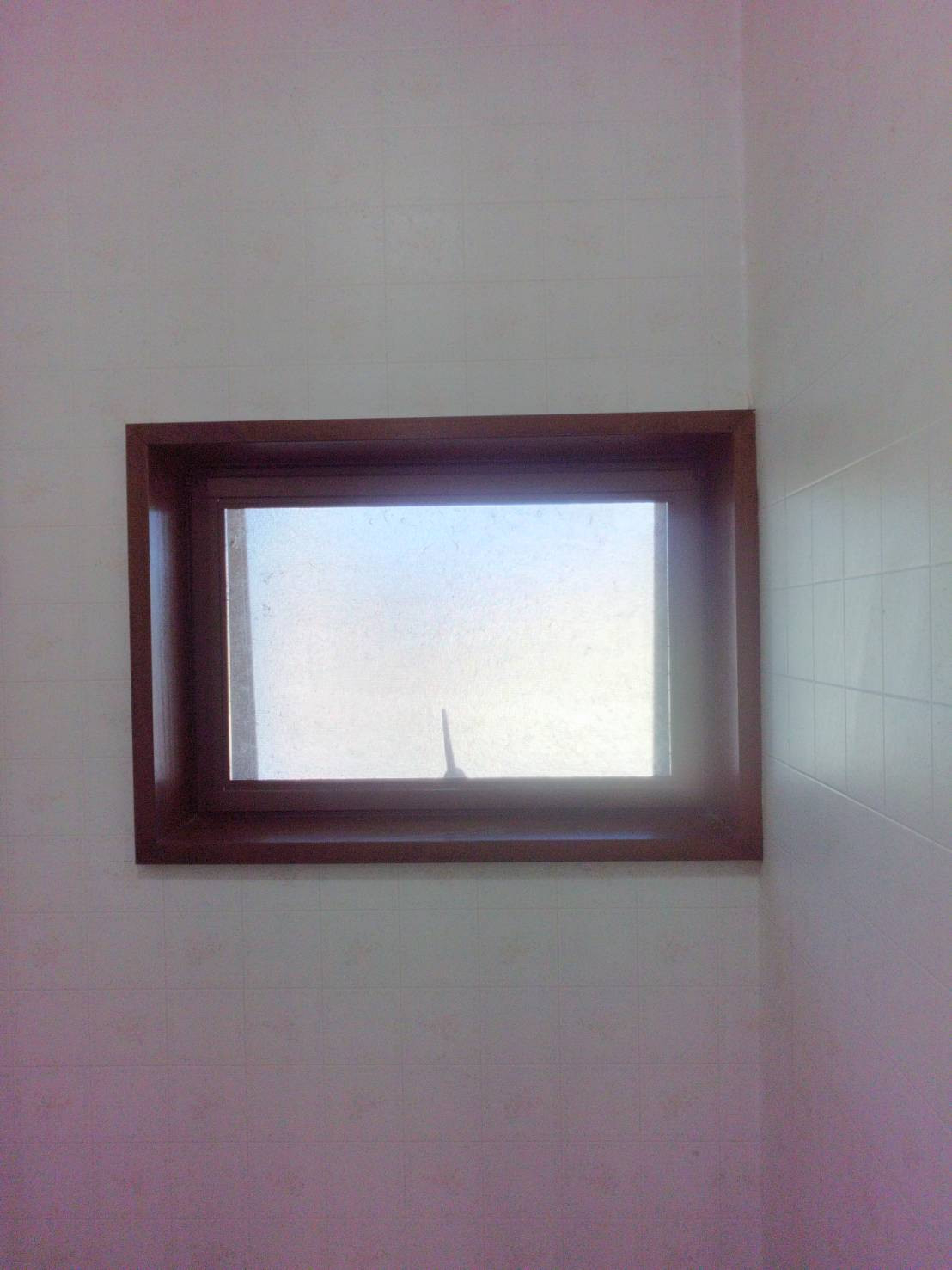 窓研 土浦のお手洗いの窓の断熱リフォーム工事（リプラス）の施工前の写真1