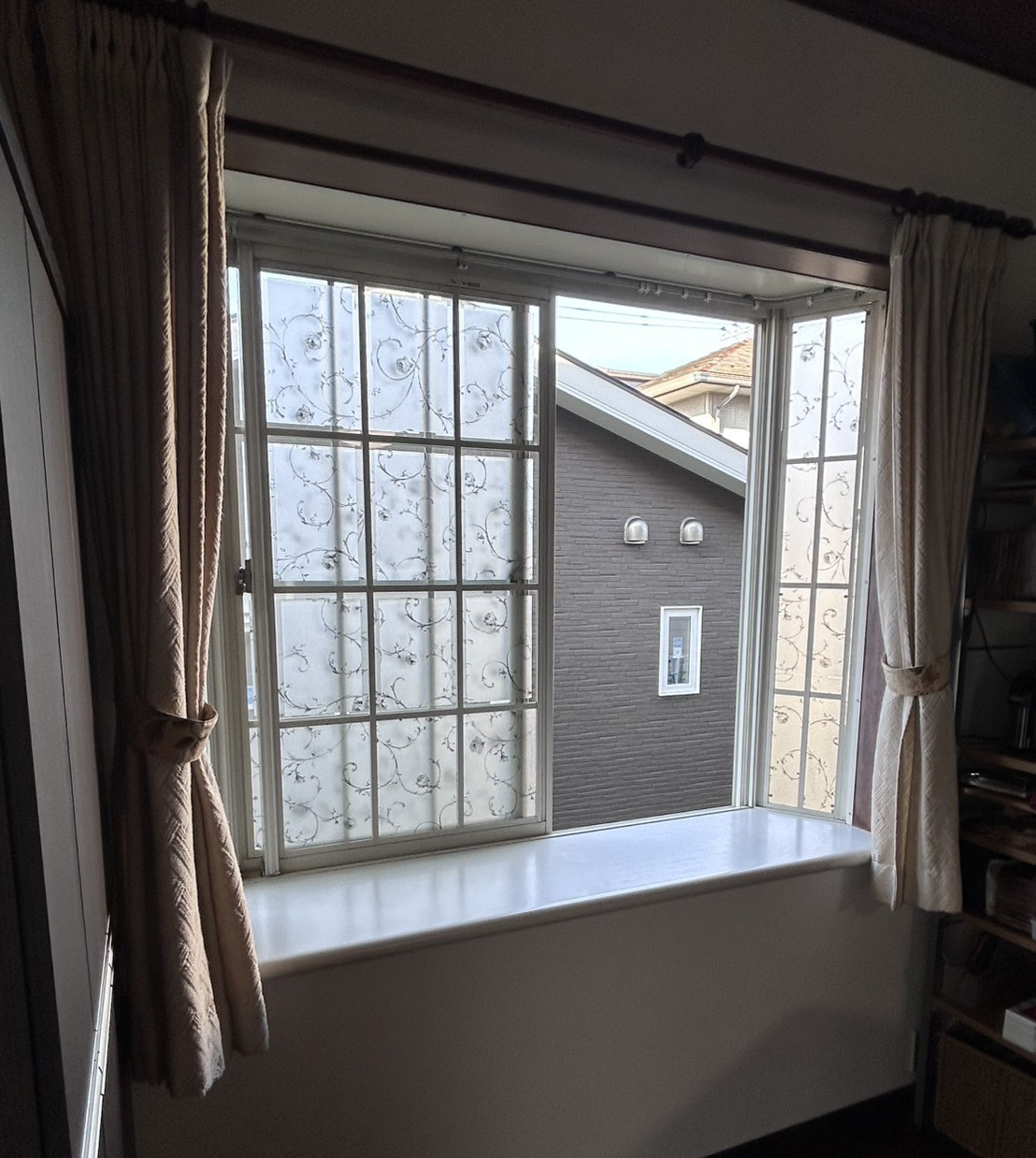 窓研 土浦の素敵な型ガラスはそのままに！窓のリフォーム工事の施工前の写真1