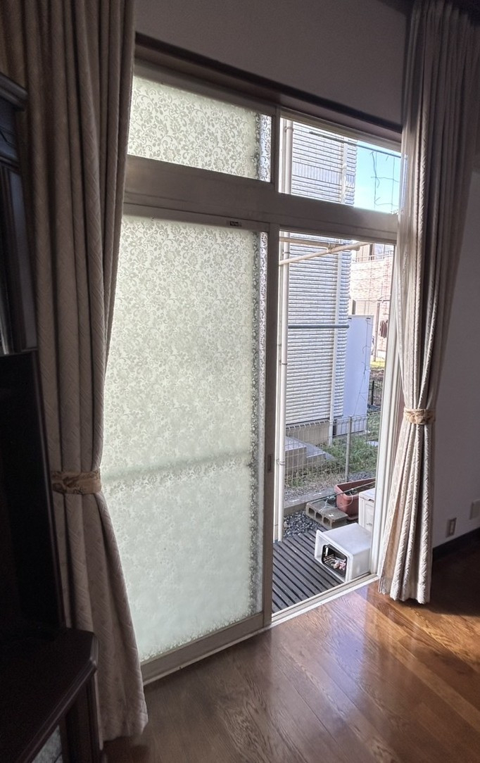 窓研 土浦の素敵な型ガラスはそのままに！窓のリフォーム工事の施工前の写真2