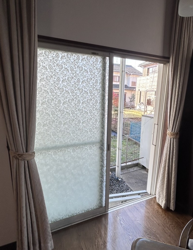 窓研 土浦の素敵な型ガラスはそのままに！窓のリフォーム工事の施工前の写真3