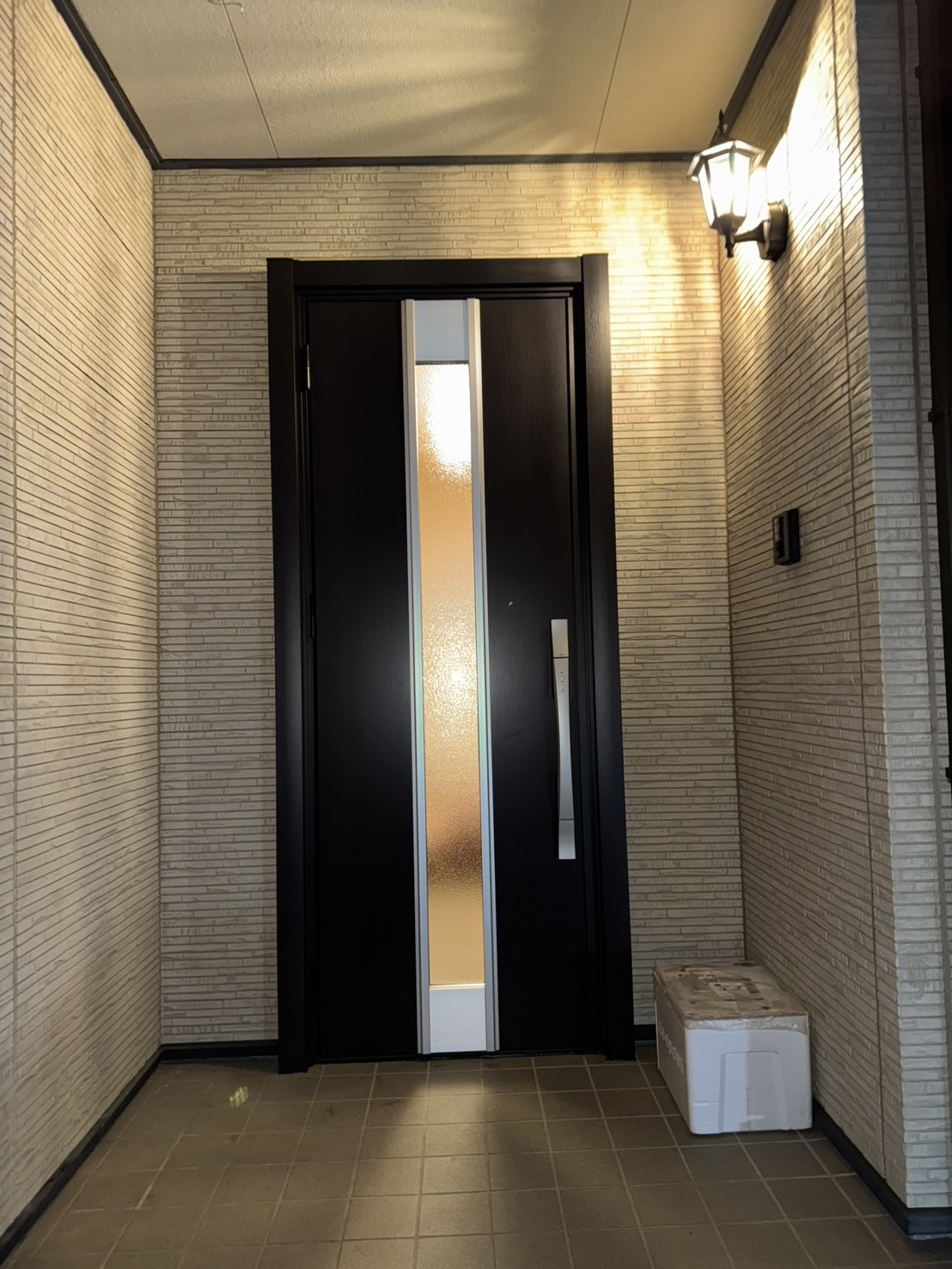 窓研 土浦の玄関ドアのリフォーム工事（リシェント）つくば市H様邸の施工後の写真1