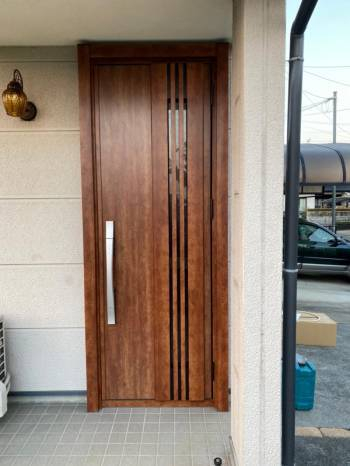 窓研 土浦の【1dayリフォーム】リシェント玄関ドア交換工事の施工後の写真1