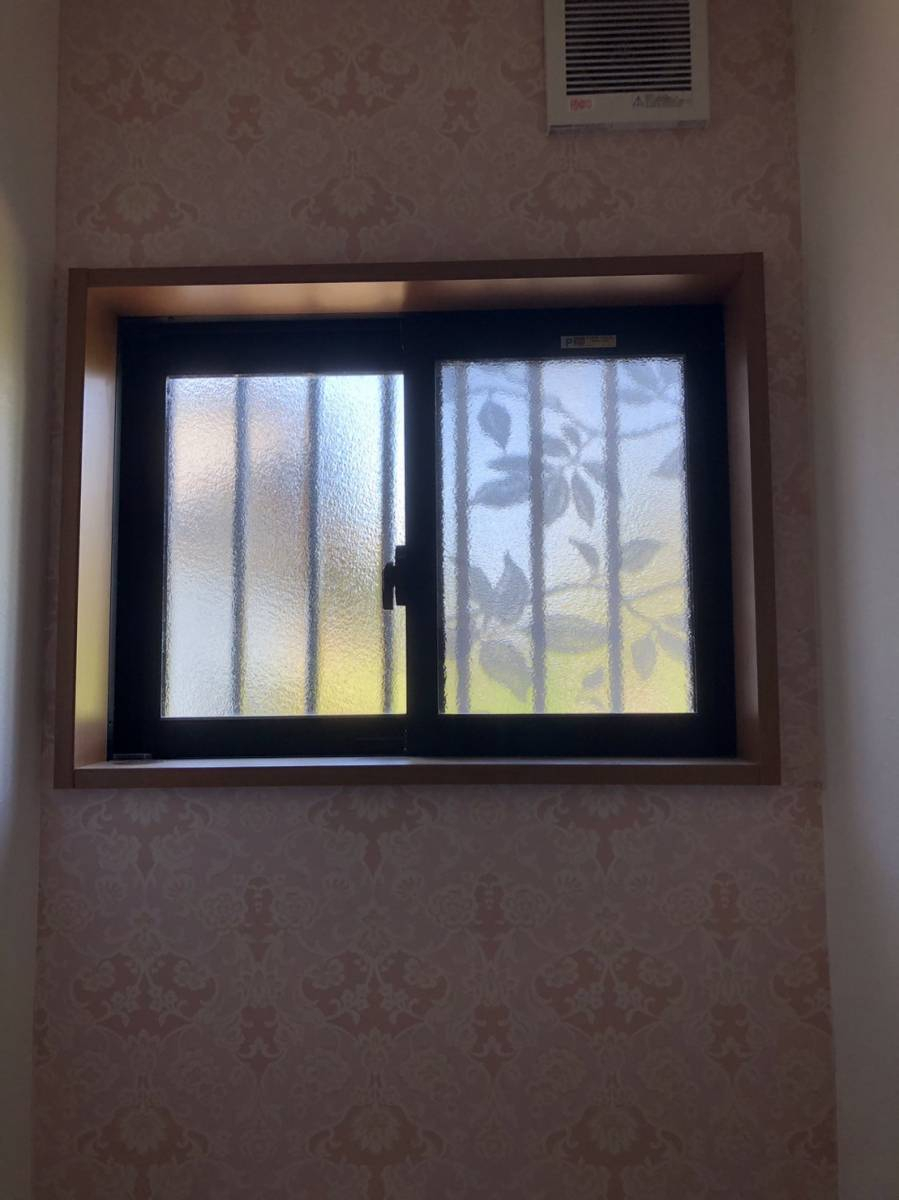 小林トーヨー住器の暖房を使わないトイレにこそ内窓インプラスの施工前の写真1