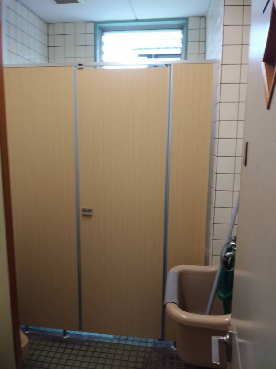 小林トーヨー住器のトイレブース　パーテーション交換工事の施工後の写真1