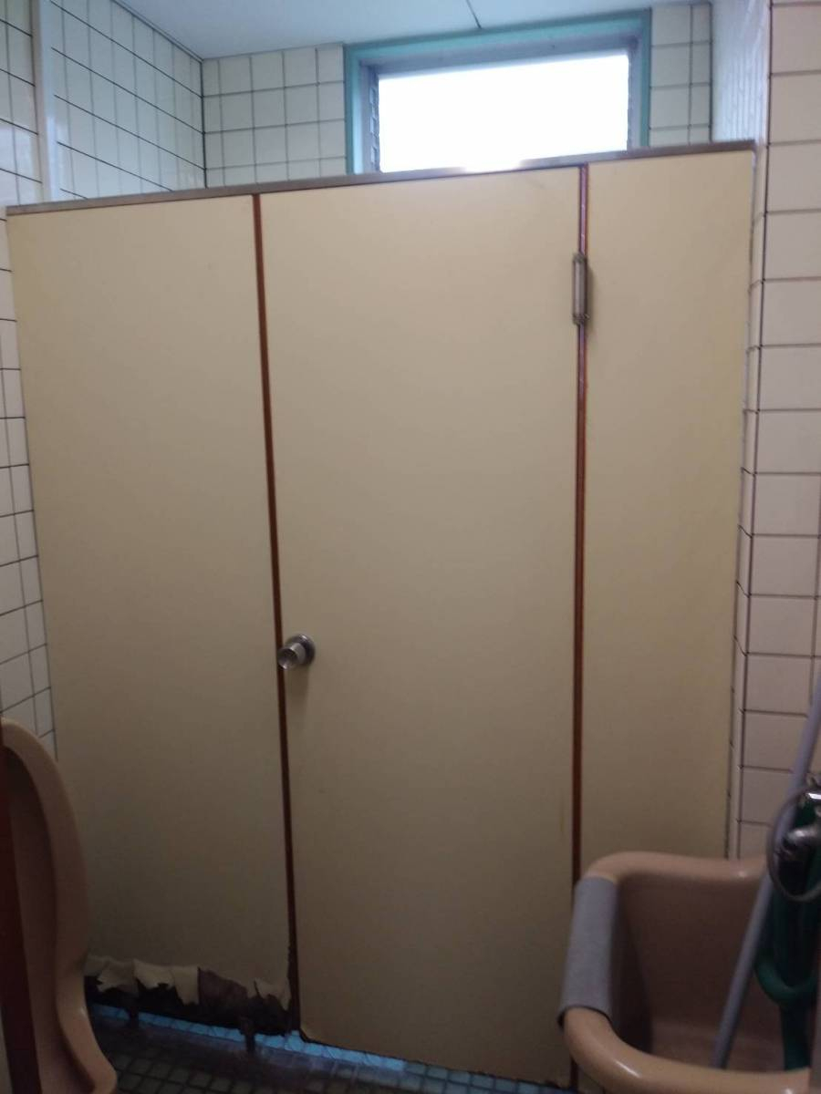 小林トーヨー住器のトイレブース　パーテーション交換工事の施工前の写真1