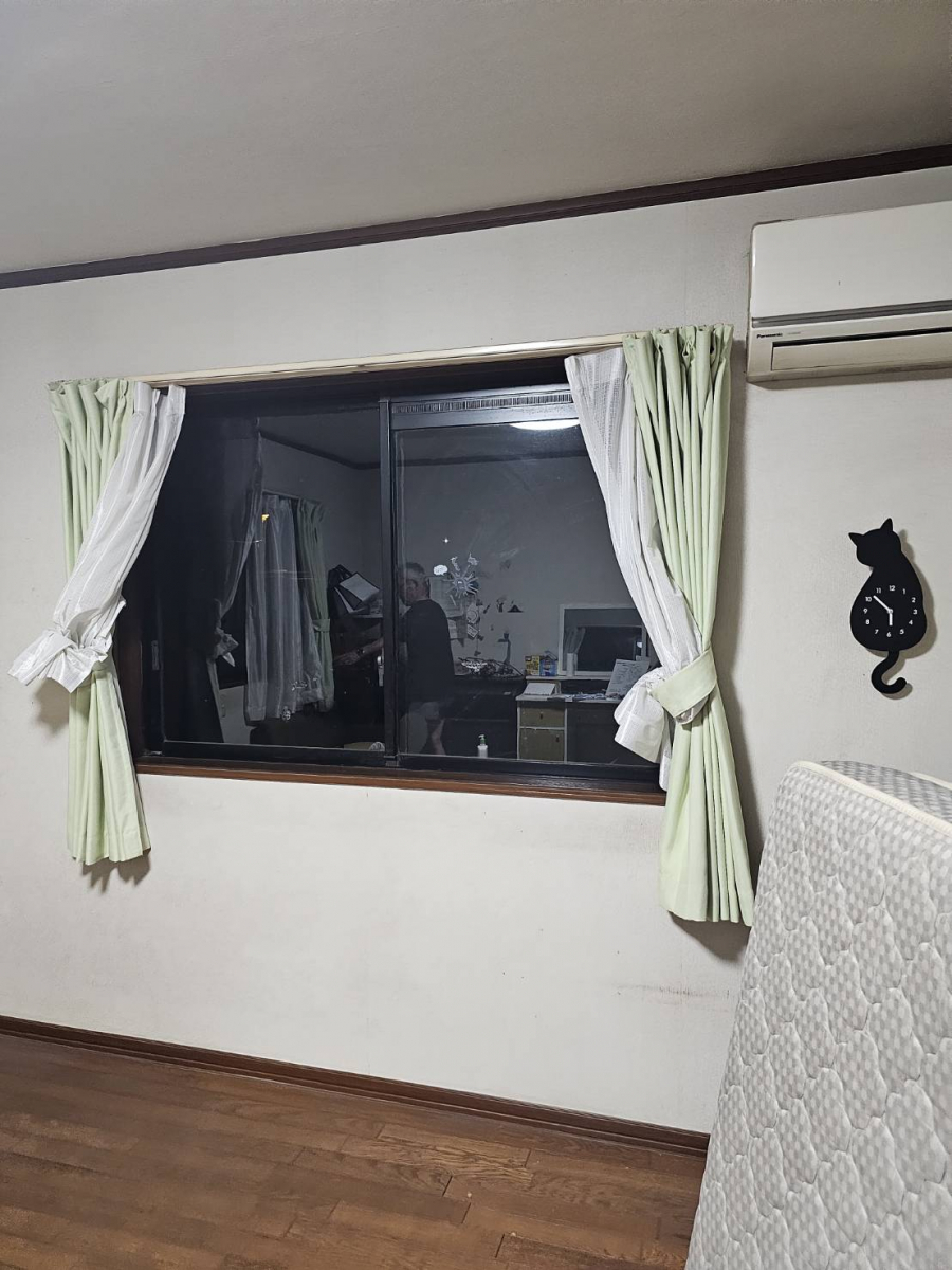 小林トーヨー住器の寝室に内窓インプラスの施工前の写真1