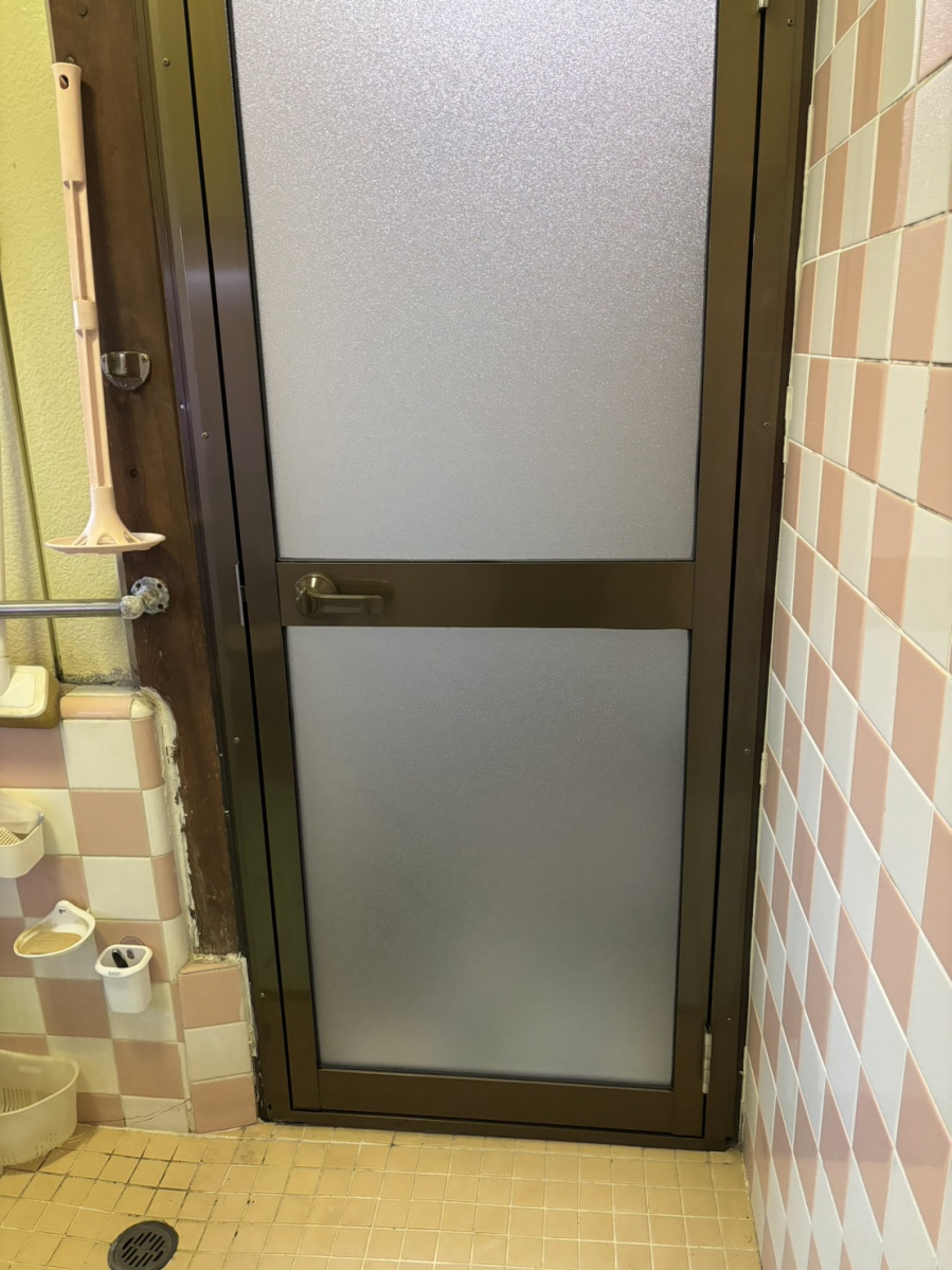 小林トーヨー住器のお風呂の中折れドアを開きドアに交換の施工後の写真1
