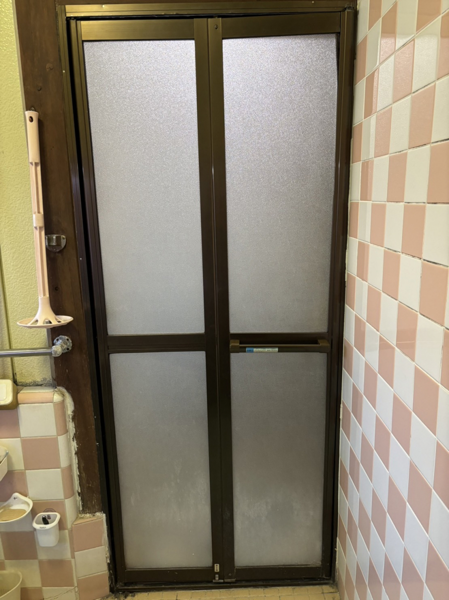 小林トーヨー住器のお風呂の中折れドアを開きドアに交換の施工前の写真1