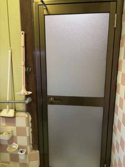小林トーヨー住器のお風呂の中折れドアを開きドアに交換施工事例写真1
