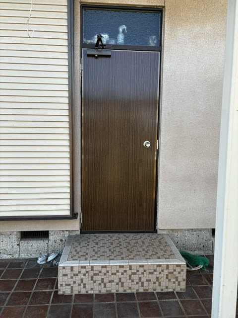 小林トーヨー住器の勝手口ドア交換の施工後の写真1