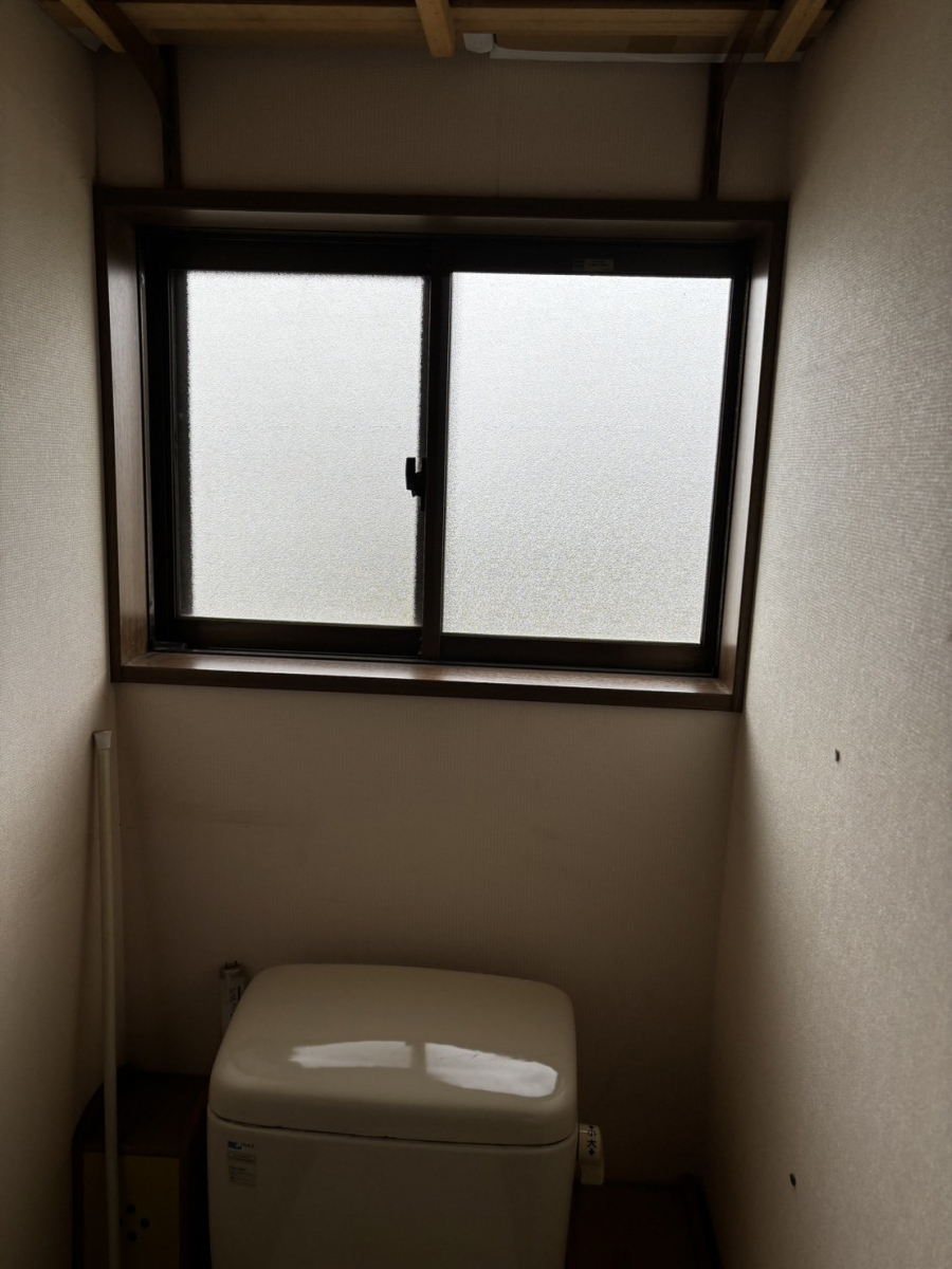 小林トーヨー住器の1階、2階のトイレにインプラスの施工前の写真1