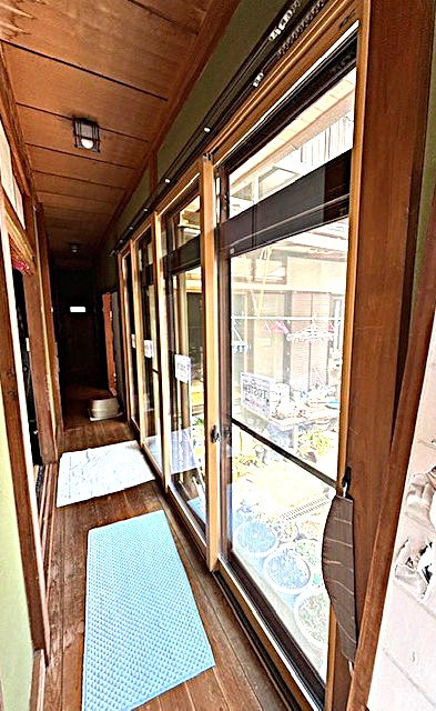 小林トーヨー住器の長い縁側にも内窓インプラスの施工後の写真1