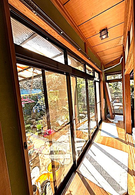 小林トーヨー住器の長い縁側にも内窓インプラスの施工前の写真1