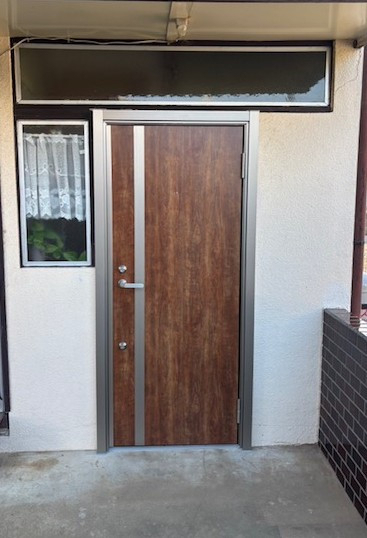 小林トーヨー住器の玄関もリシェントなら１日でリフォームの施工後の写真1